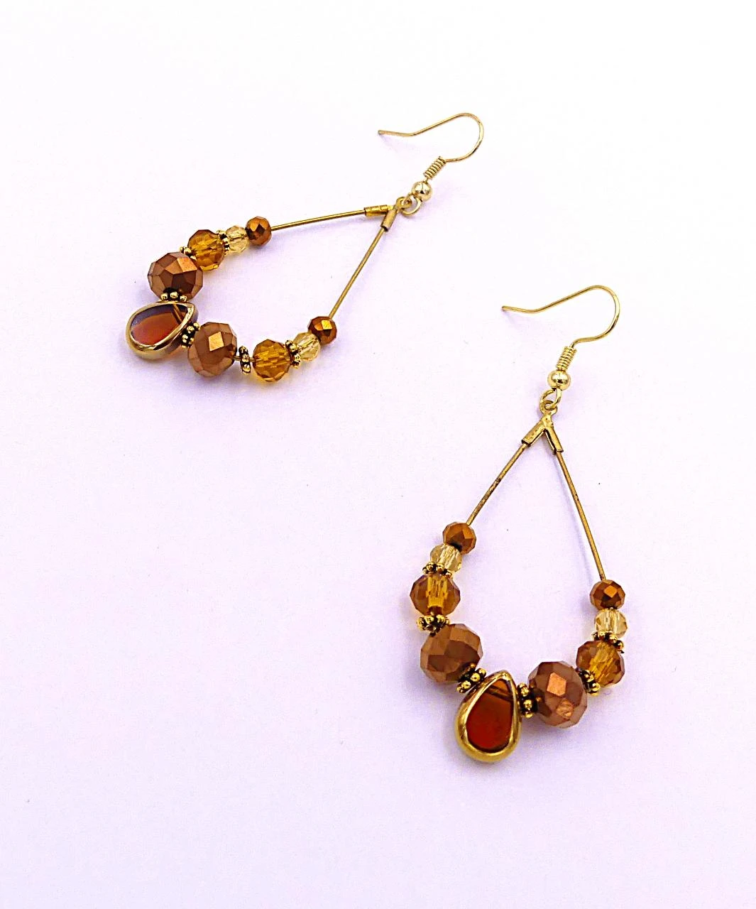 Boucles d'oreilles minimalistes, métal doré, perles verre facettées